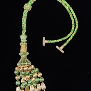 FIJADOR VERDE Y ORO CON BELLOTAS