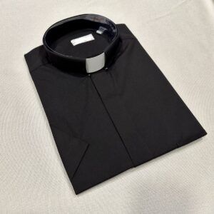 CAMISA NEGRA CUELLO TIRILLA MANGA CORTA