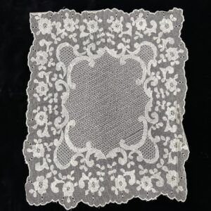 PAÑUELO BORDADO BARROCO 30x37 cms