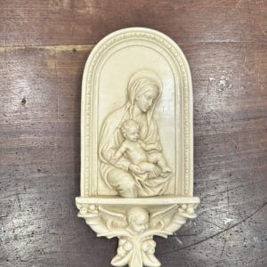 CAPILLA NIÑO SENTADO RESINA